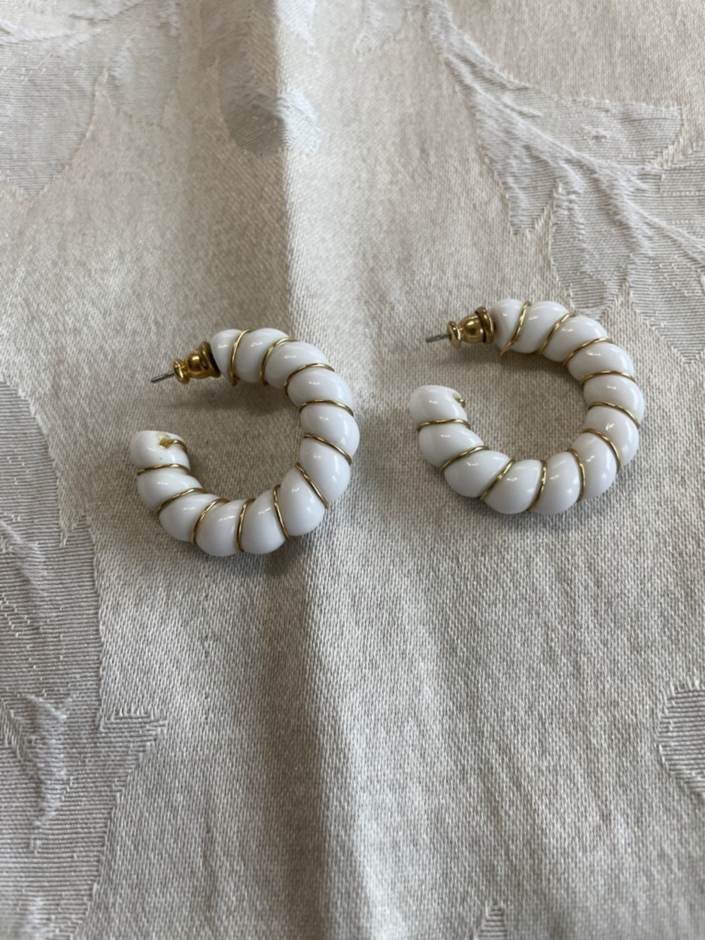 Vintage White and Gold Cyclade Hoop Earrings - Picture 4 of 6